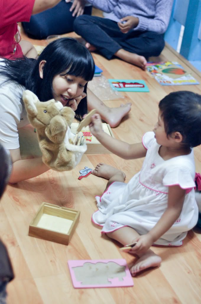Anchi showed a puppet to a patient