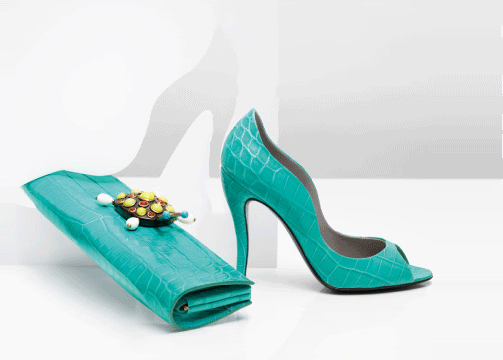 Turquoise Crocodile leather Tube clutch with turtle clasp 1/3 Turquoise crocodile leather peep-toe pumps 1/15