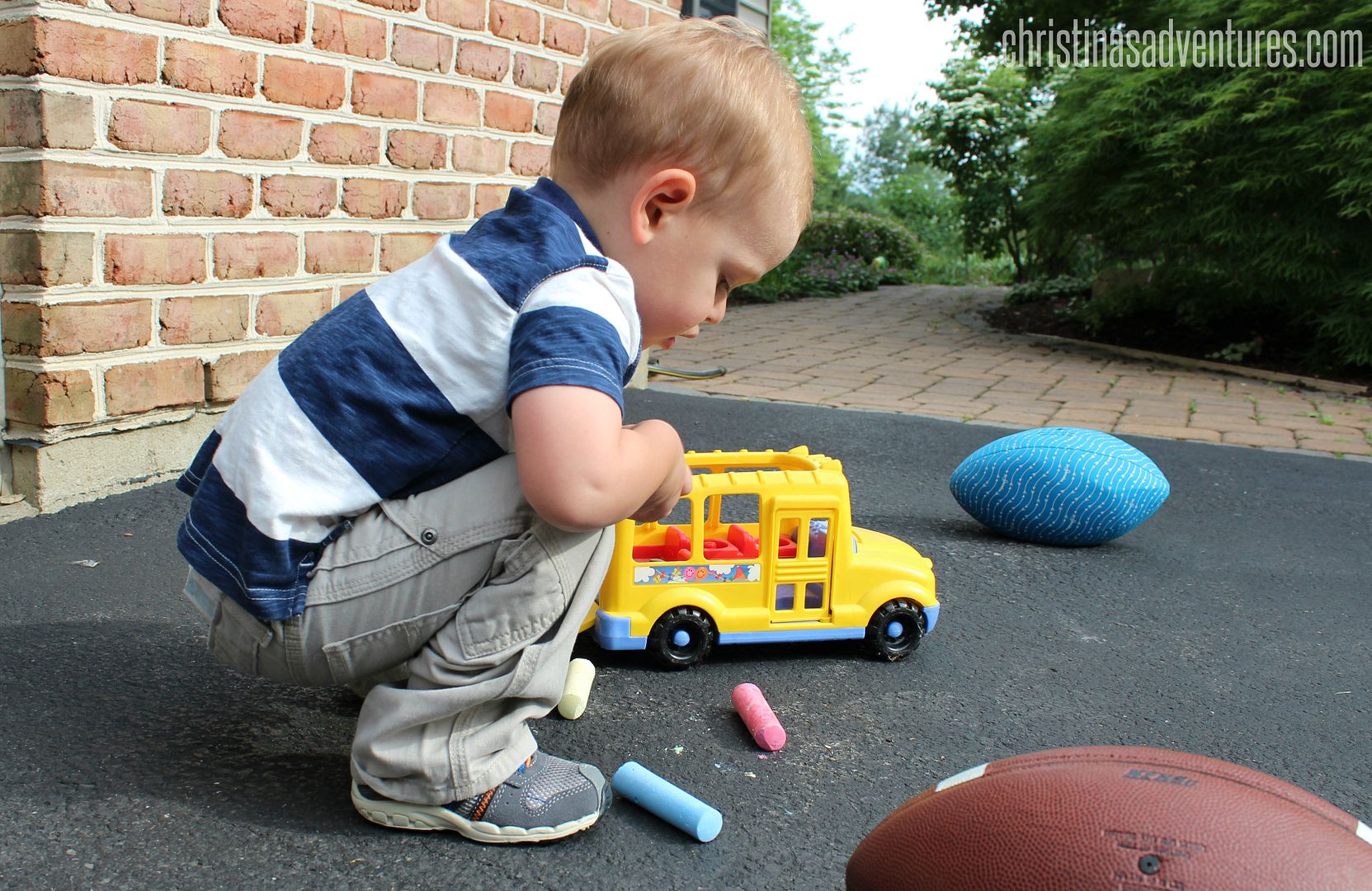 22 simple and easy free summer activities for toddlers - help keep them busy, active, learning, and having fun during the warm summer months!